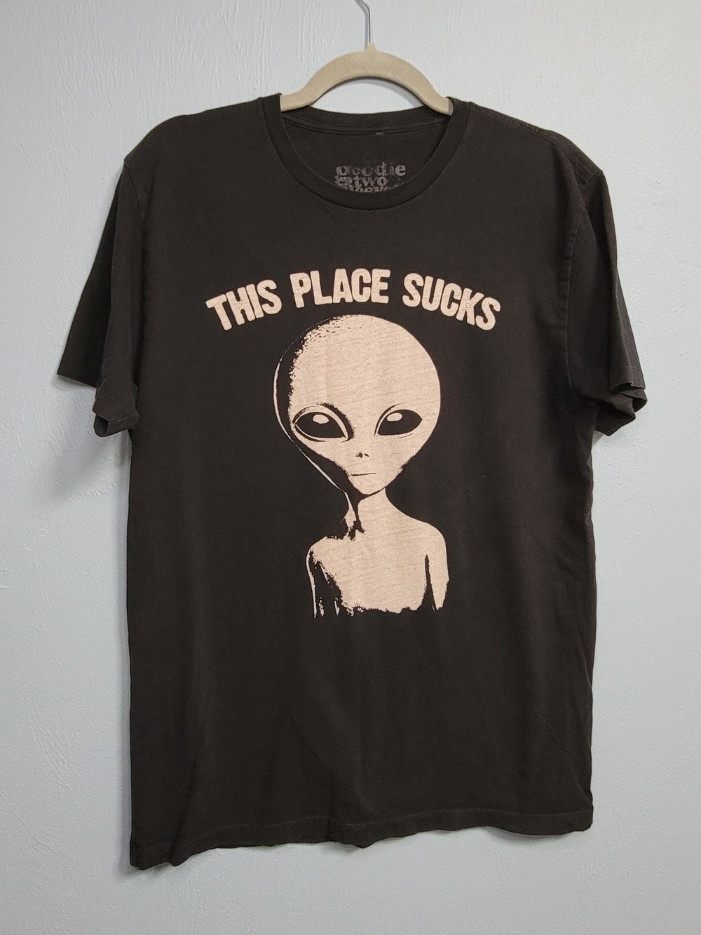 Rare Goodie Two Sleeves "This Place Sucks" Alien Short Sleeve T-shirt - Size M/L